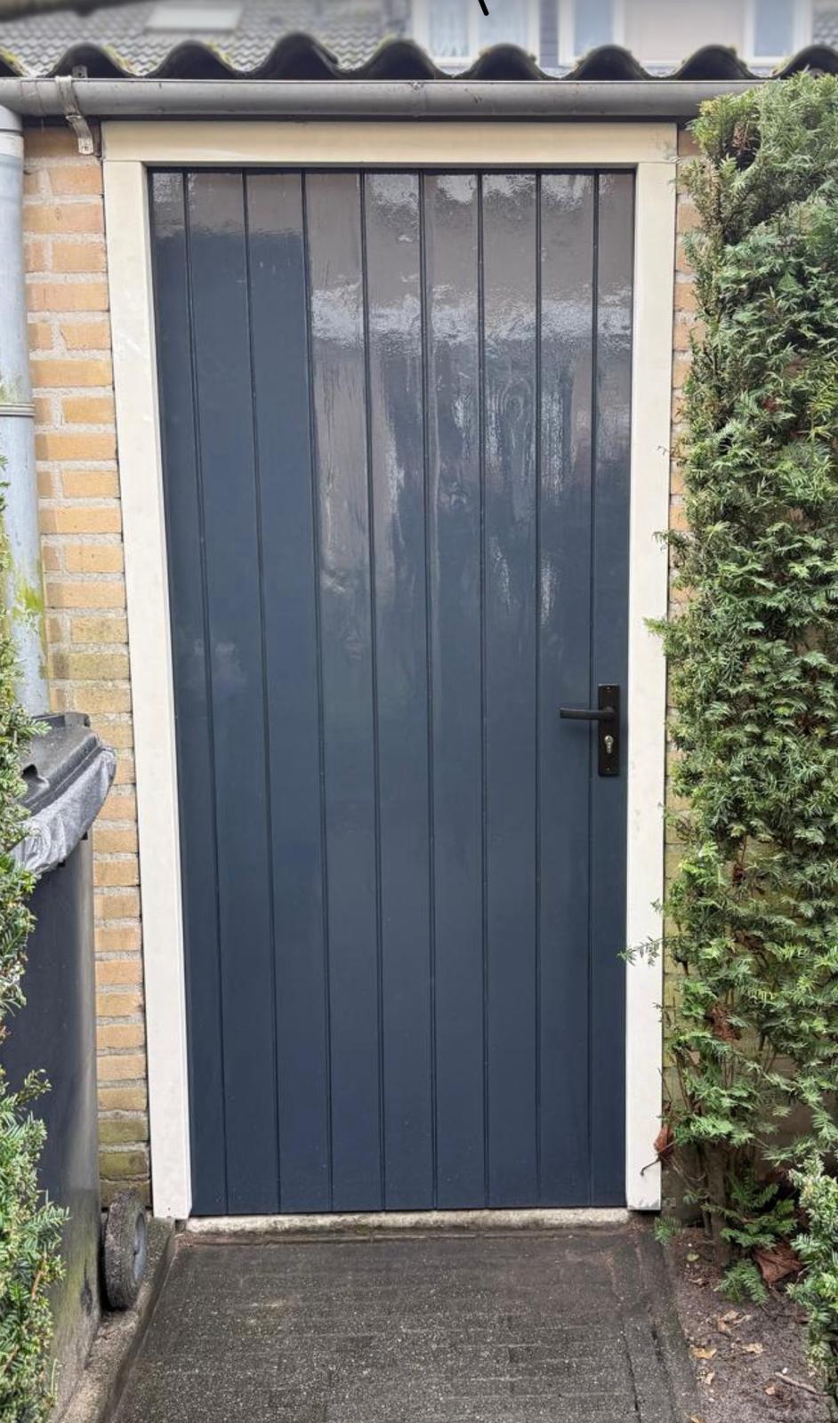 Nieuw kozijn met houten deur op maat geplaatst — timmerman Van Geenen Waalwijk