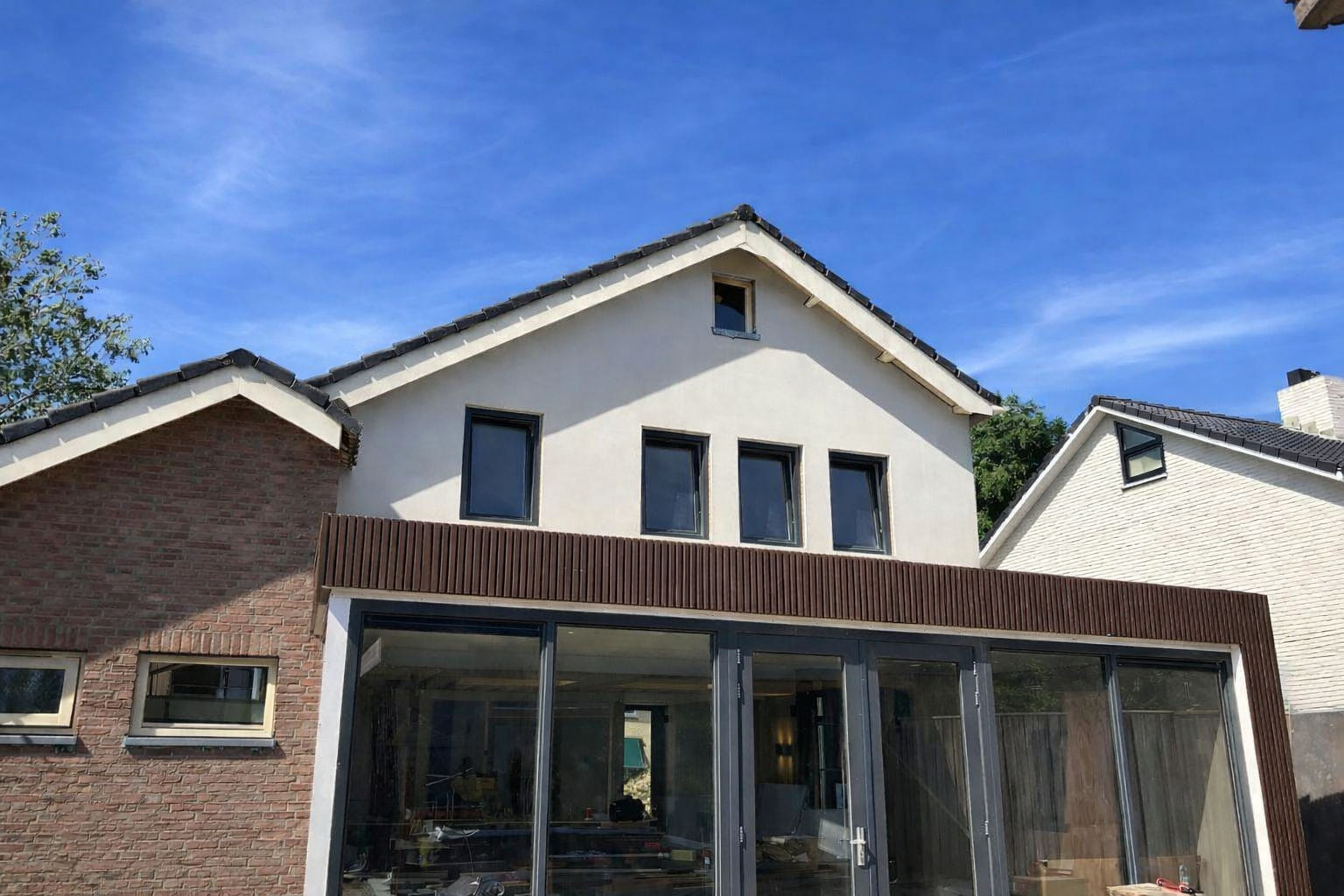 Na: gevelrenovatie met Strikotherm — strak wit resultaat